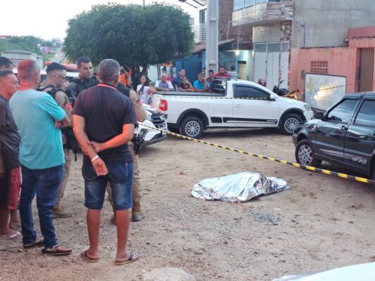 Homem é morto a tiros em frente a bar na BR-412, em Monteiro