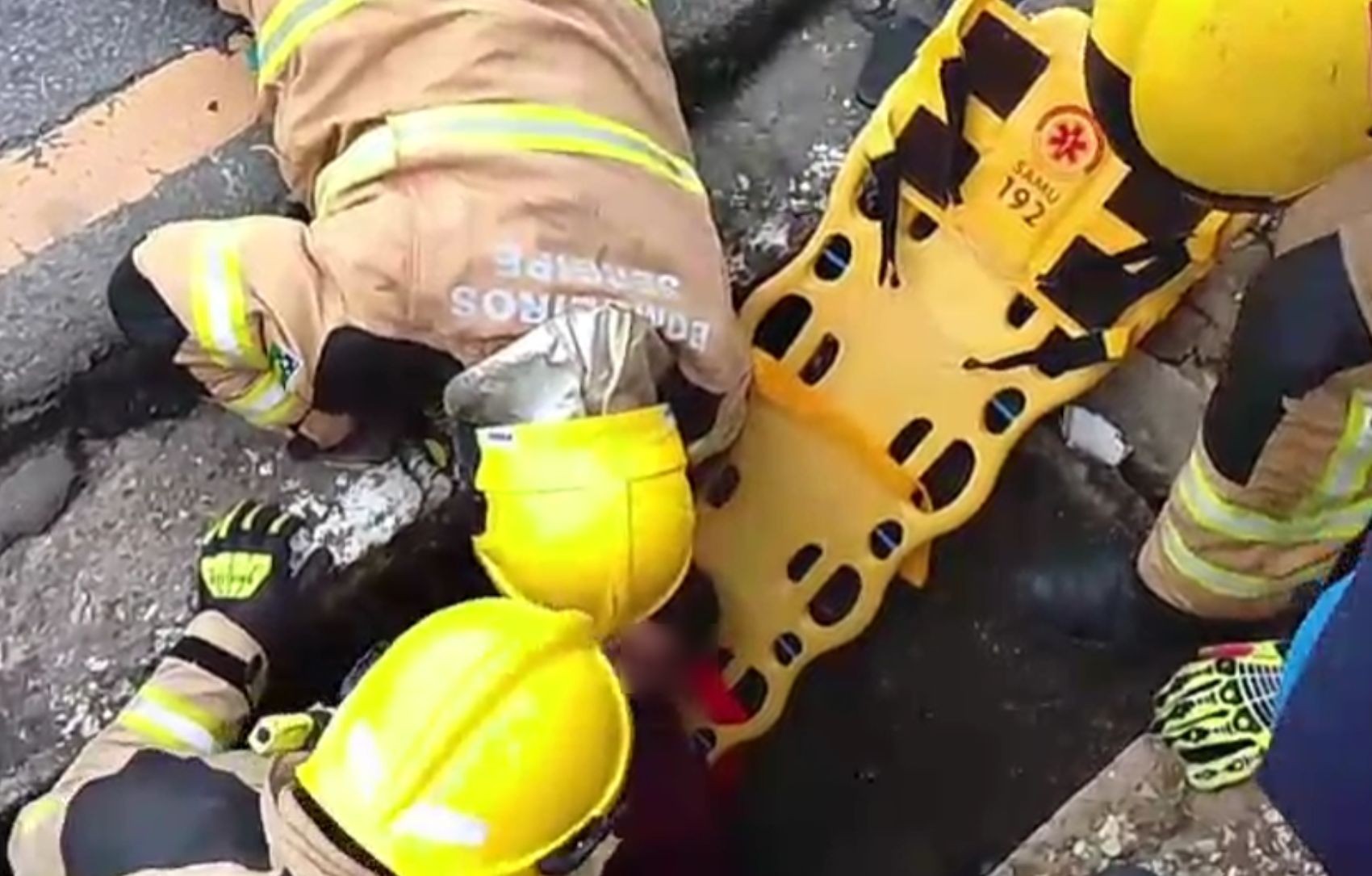 Motociclista cai em bueiro durante acidente em avenida de Aracaju