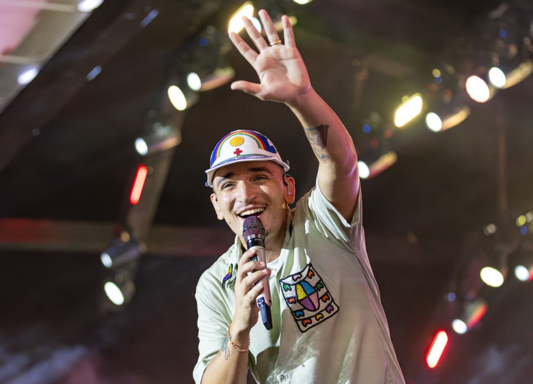 João Gomes chama artista sergipano para palco e é surpreendido com cordel durante show em Aracaju