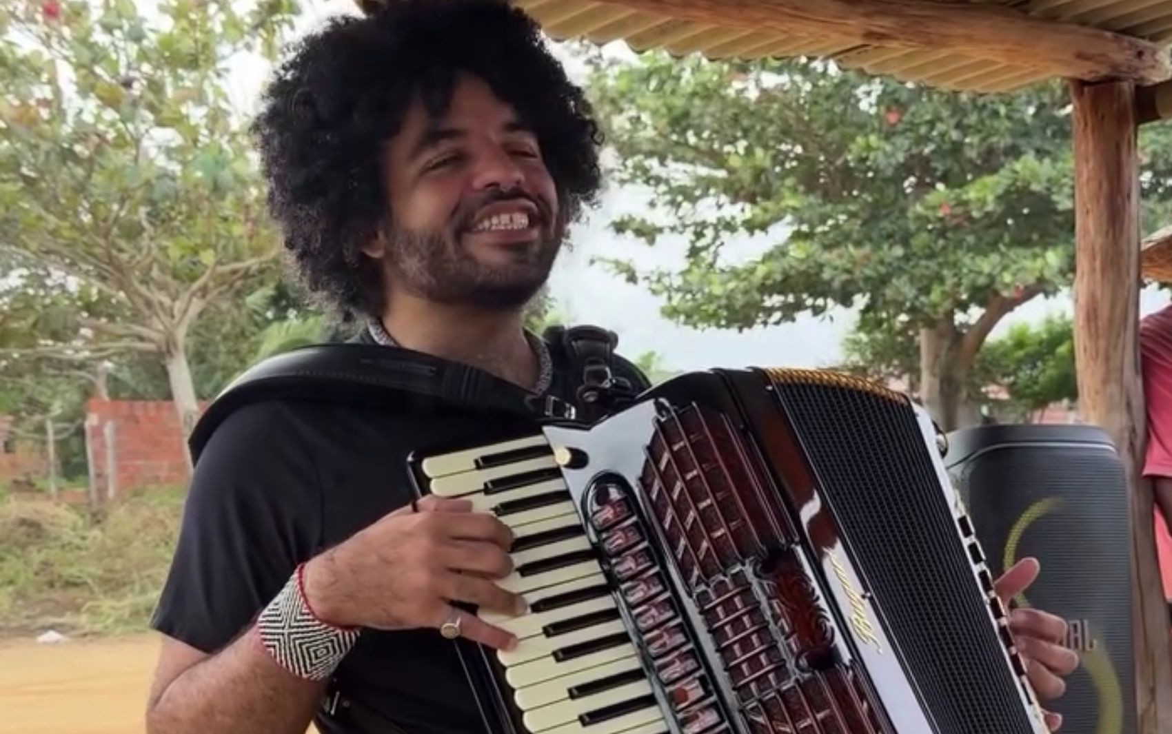 Ônibus de Mestrinho quebra a caminho de show e músico sergipano reage com bom humor e forró