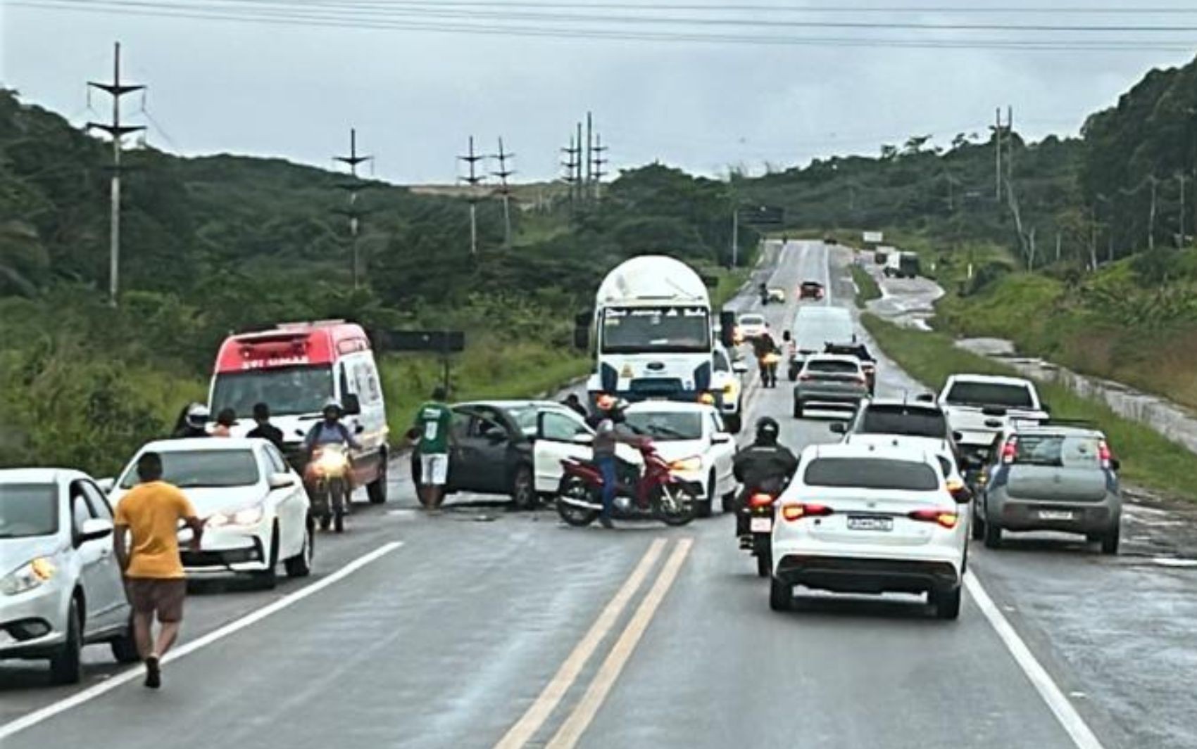 Acidente entre quatro veículos deixa uma pessoa ferida na BR-235 em Sergipe