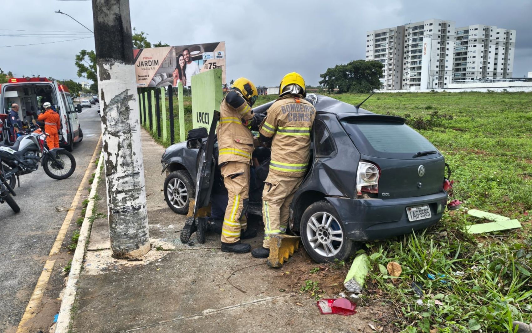 Idoso e adolescente ficam feridos após carro bater em poste na Zona Sul de Aracaju